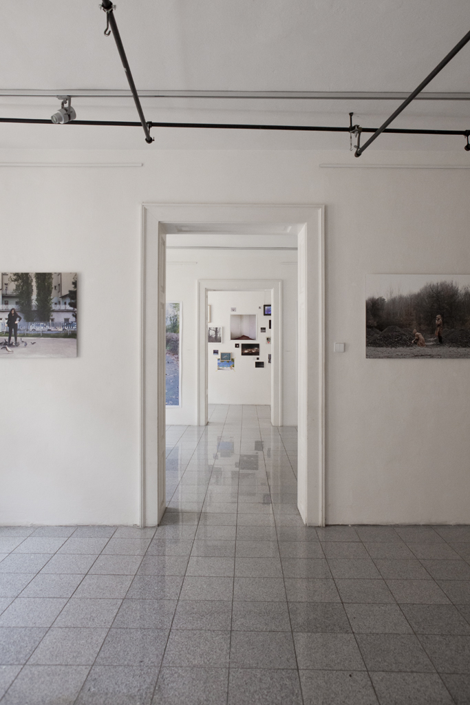 Pohľad do troch miestností s fotografiami.