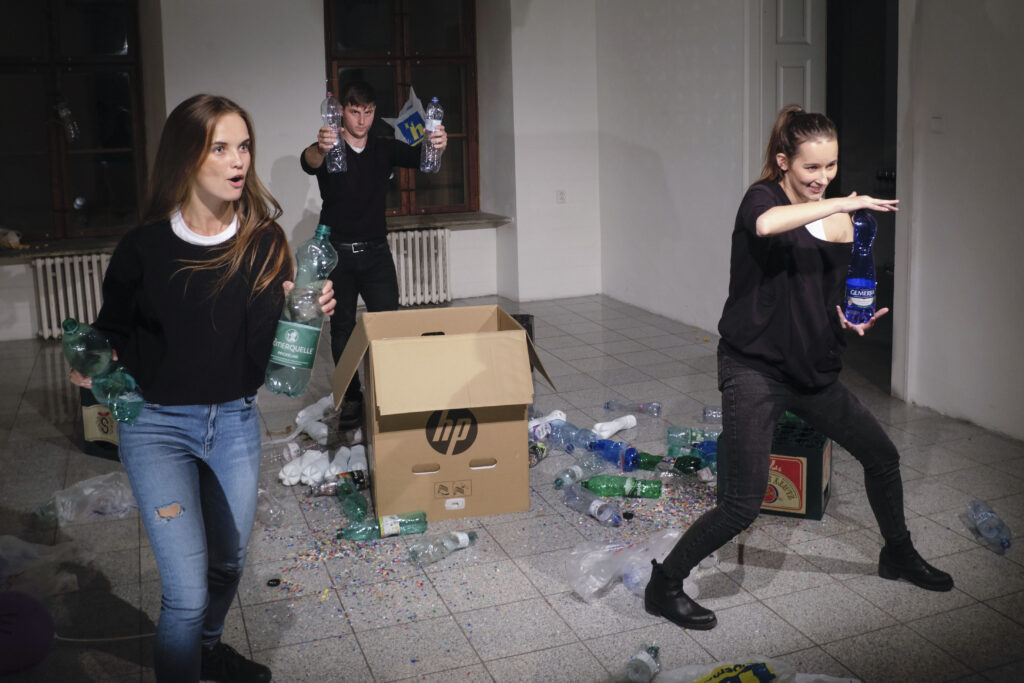 Photo from the performance Plastové nebo (Plastic Sky)