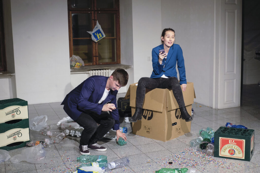 Photo from the performance Plastové nebo (Plastic Sky)